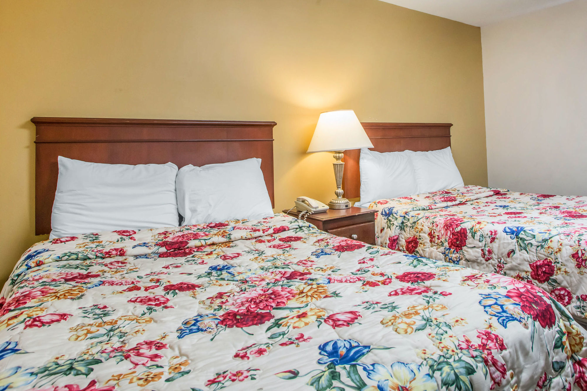 Rodeway Inn Parkway Galloway Room photo