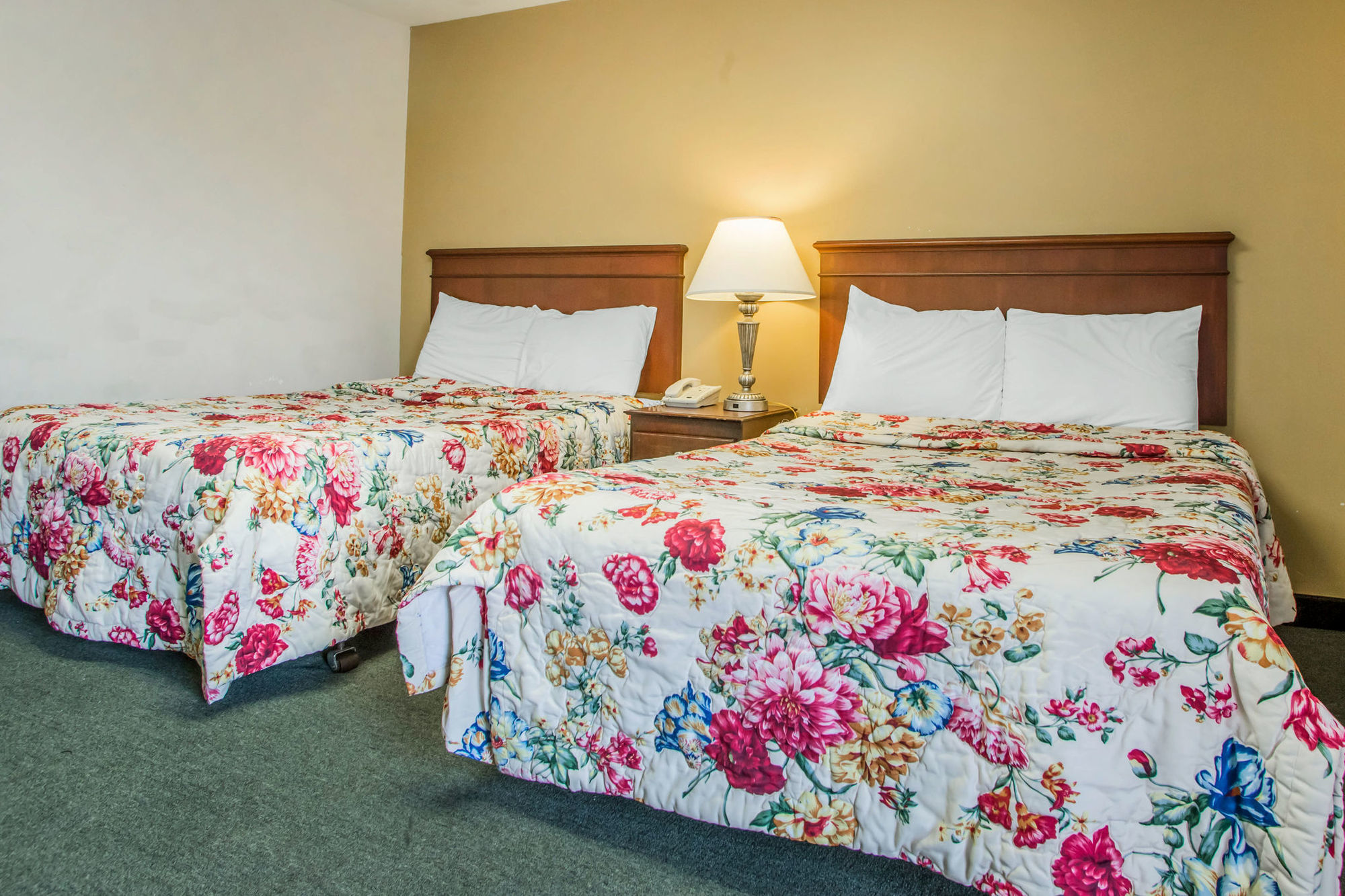 Rodeway Inn Parkway Galloway Room photo