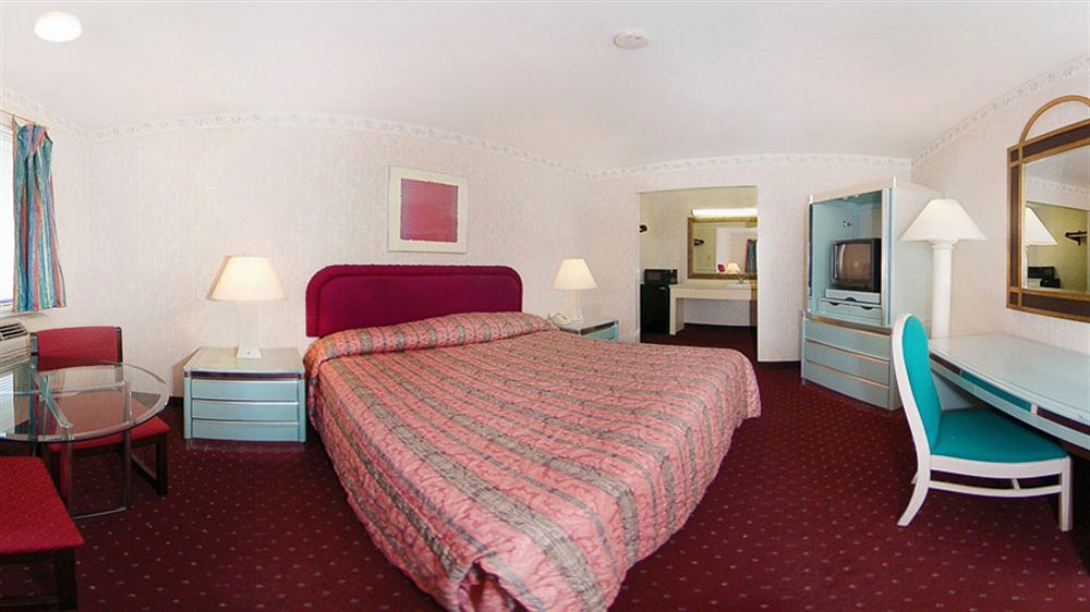 Rodeway Inn Parkway Galloway Exterior photo
